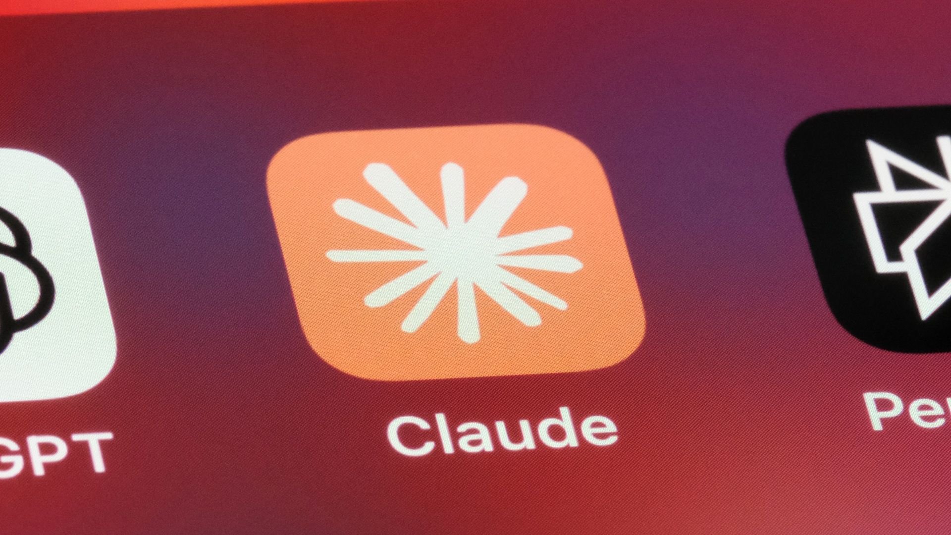 OpenAI e Pentágono: Usuários do ChatGPT Fogem para o Claude