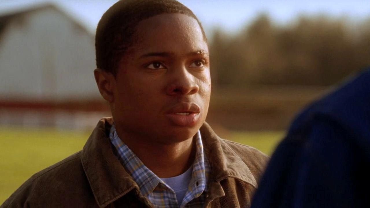 Sam Jones III: O Bug Pós-Smallville e o Deploy Problemático